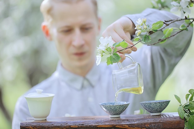 ceremonia japonesa del té en el jardín de primavera, flor de cerezo aromática sakura en asia