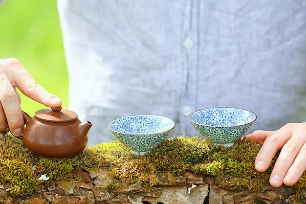 ceremonia japonesa del té en el jardín de primavera, flor de cerezo aromática sakura en asia