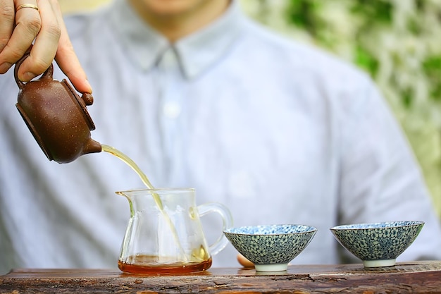 ceremonia japonesa del té en el jardín de primavera, flor de cerezo aromática sakura en asia