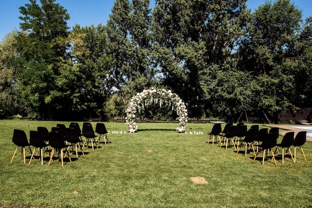 Ceremonia de montaje de boda hermosa