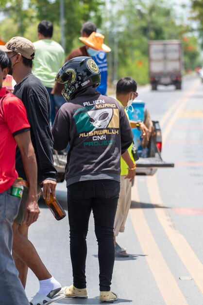 Ceremonia de ordenación en hombre de cambio budista a monje