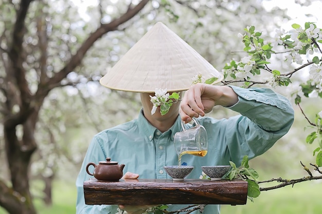 ceremonia del té asiática tradicional en el jardín floreciente de primavera fondo abstracto de china