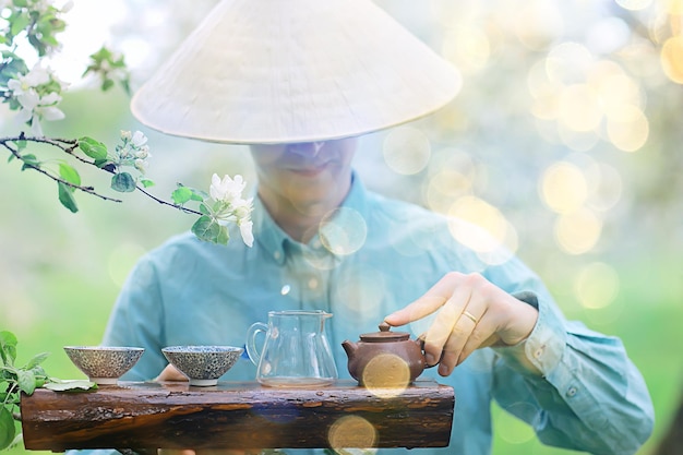 ceremonia del té asiática tradicional en el jardín floreciente de primavera fondo abstracto de china