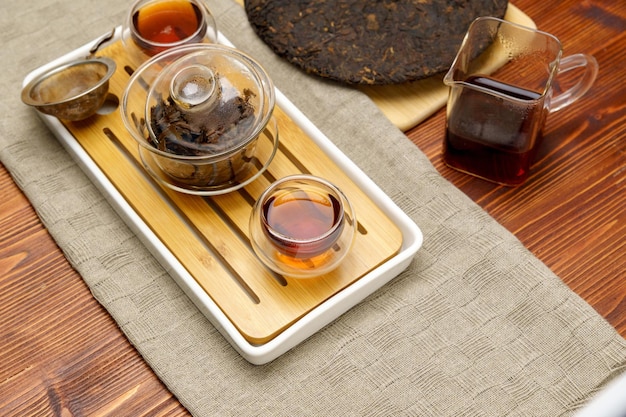 Ceremonia del té china Pu erh en fondo de madera Foco selectivo