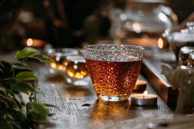 Ceremonia del té chino con decoración de llamas de velas en un fondo oscuro