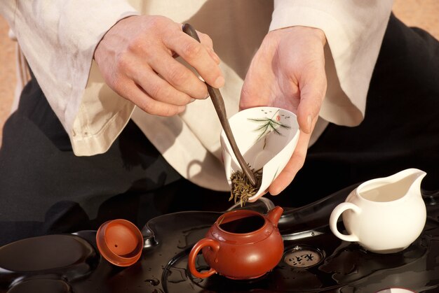 La ceremonia del té chino es realizada por un maestro del té en kimono.