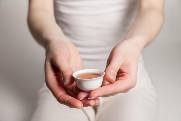 La ceremonia del té chino es realizada por el maestro del té en kimono.