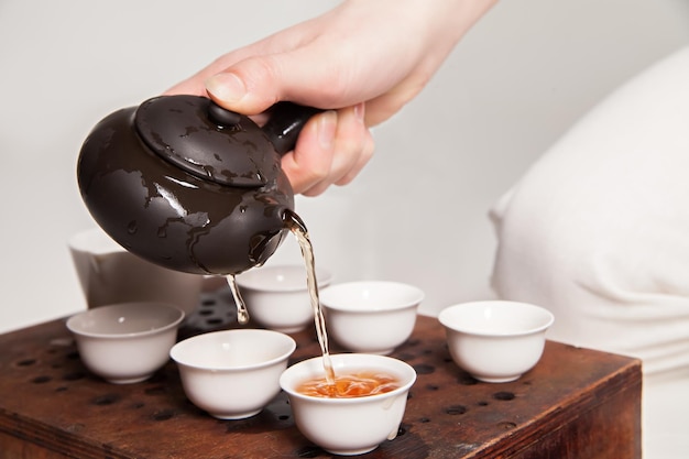 La ceremonia del té chino es realizada por el maestro del té en kimono.