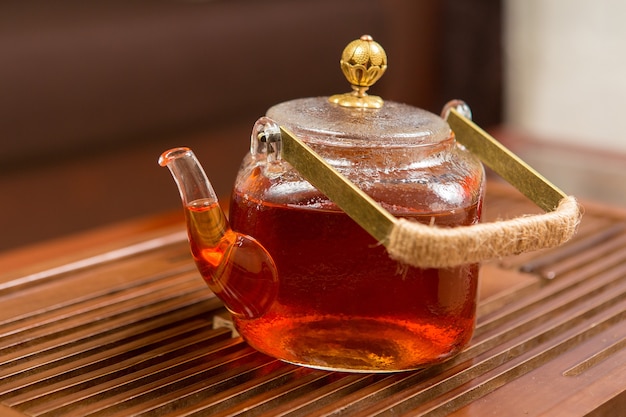 Ceremonia del té chino. Tetera de cerámica hecha de arcilla y cuencos sobre un fondo de madera.