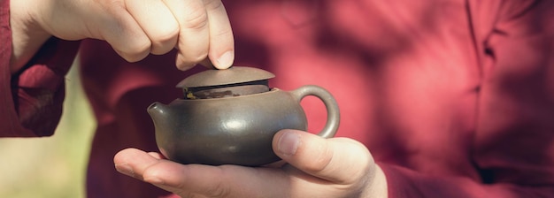 Ceremonia del té chino Tetera de cerámica hecha de arcilla y tazones sobre un fondo de madera