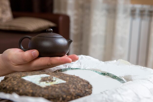 Ceremonia del té chino Tetera de cerámica hecha de arcilla y tazones sobre un fondo de madera