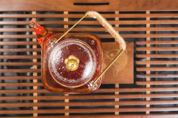 Ceremonia del té chino tetera de cerámica hecha de arcilla y tazones sobre un fondo de madera