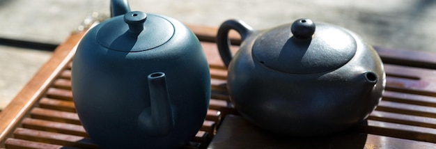 Ceremonia del té chino Tetera de cerámica hecha de arcilla y tazones sobre un fondo de madera