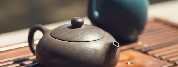 Ceremonia del té chino Tetera de cerámica hecha de arcilla y tazones sobre un fondo de madera