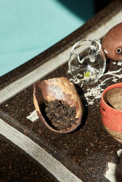 Ceremonia del té chino Tetera de cerámica marrón par de té taza en la mano taza marrón fondo de madera gaiwan