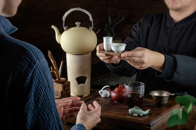 Foto la ceremonia del té entrega a hombres y mujeres para servir el té.