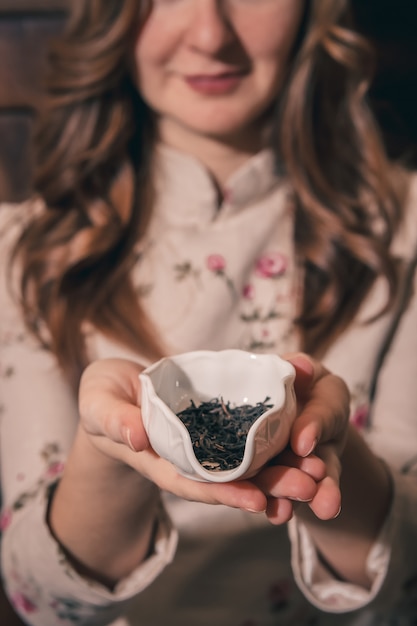 La ceremonia del té es realizada por el maestro.