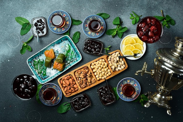 Ceremonia del té Servicio tradicional de té de Azerbaiyán Frutas secas y nueces Vista superior