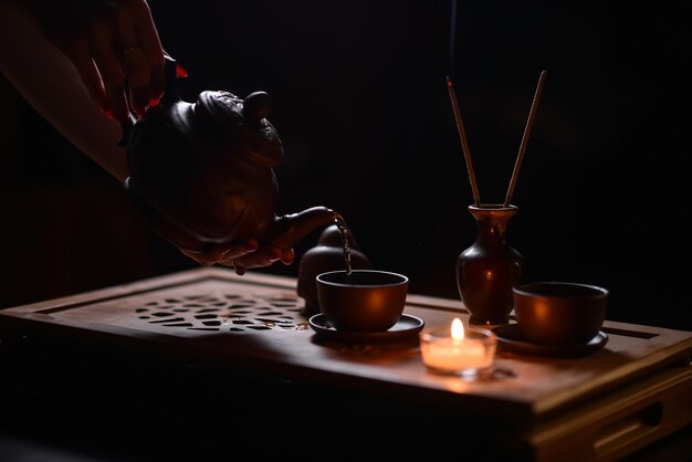 Ceremonia del té con velas por la noche.