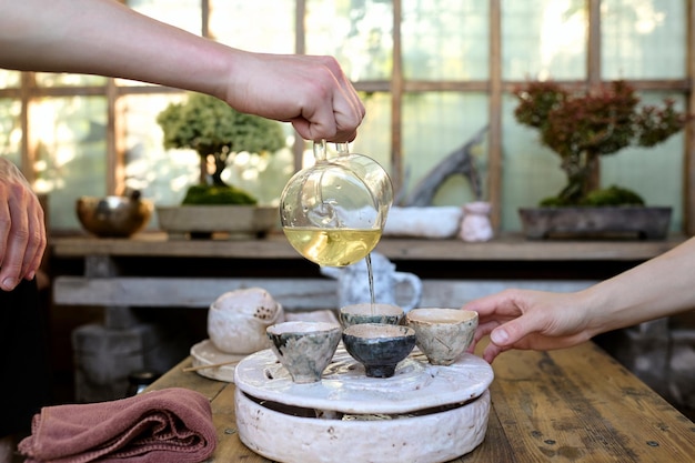 Ceremonia tradicional del té al aire libre en un cenador de jardín