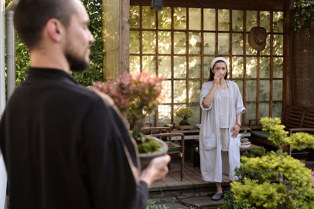 Ceremonia tradicional del té al aire libre en un cenador de jardín