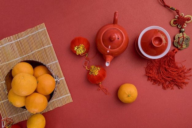 Ceremonia tradicional del té con decoración de paquetes de mandarina rojo festivo de año nuevo chino