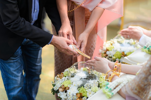 Ceremonia de vertido de agua bendita para los novios boda tailandesa