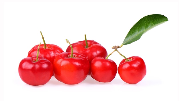 Cereza acerola aislado