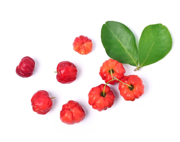 Cereza Acerola con hojas aisladas en blanco