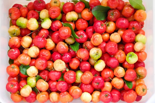 Cereza acerola de tailandia en caja blanca.