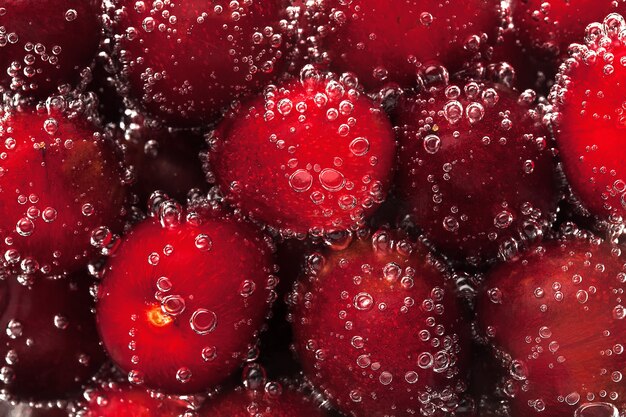 Cereza en agua con burbujas. antecedentes