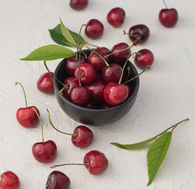 Cereza baya rojo tazón fondo claro