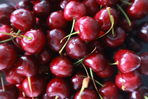 cereza bayas fresco fondo rojo