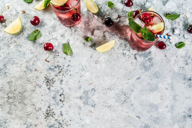 cereza cola mojito en vaso alto con hojas de menta