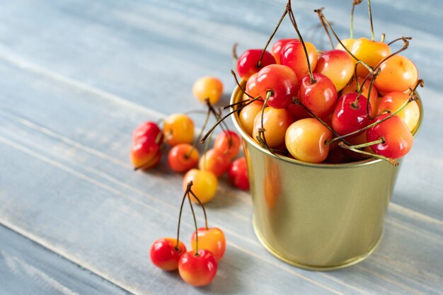 cereza en un cubo pequeño