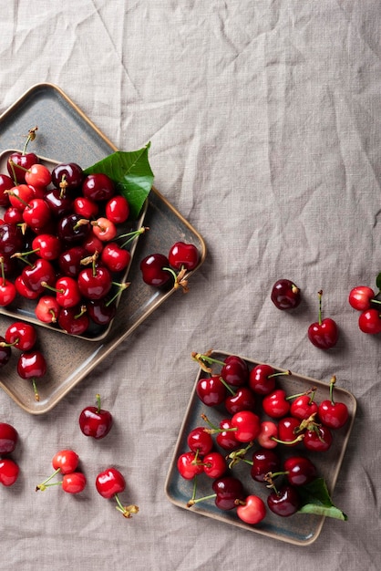 Cereza dulce fresca con hojas verdes