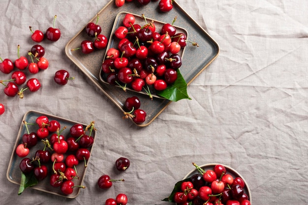 Cereza dulce fresca con hojas verdes