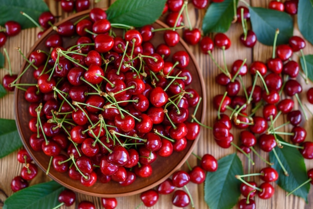 Cereza dulce jugosa sabrosa en un fondo de madera. Se puede utilizar como fondo.