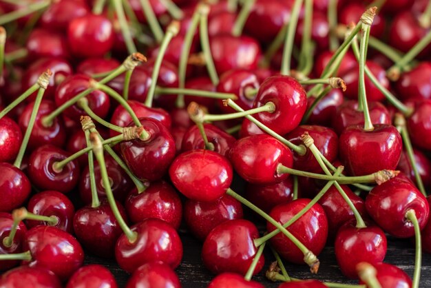 Cereza dulce jugosa sabrosa en un fondo de madera.