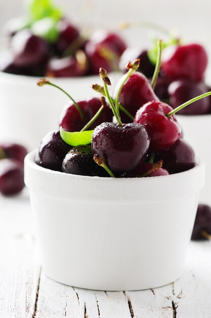 Cereza dulce en la mesa de madera