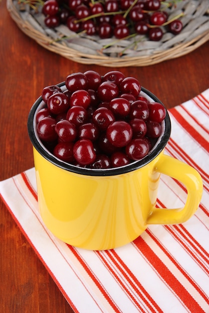 Cereza dulce en taza en primer plano de la mesa