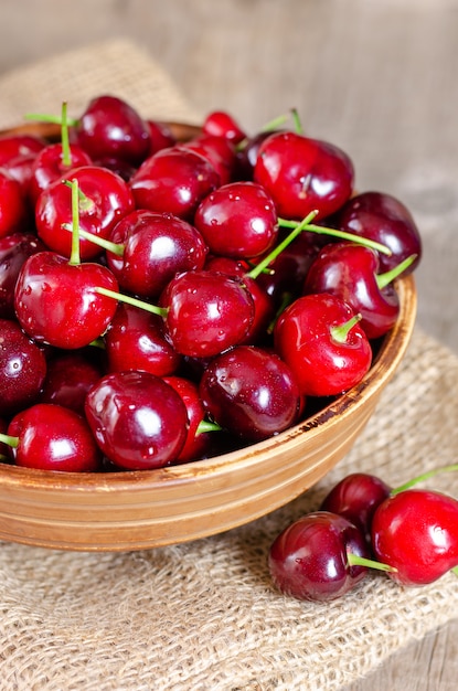 Cereza fresca en la mesa de madera.