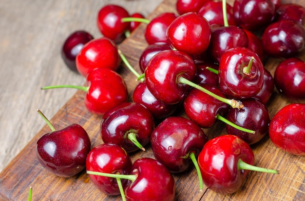 Cereza fresca en la mesa de madera.