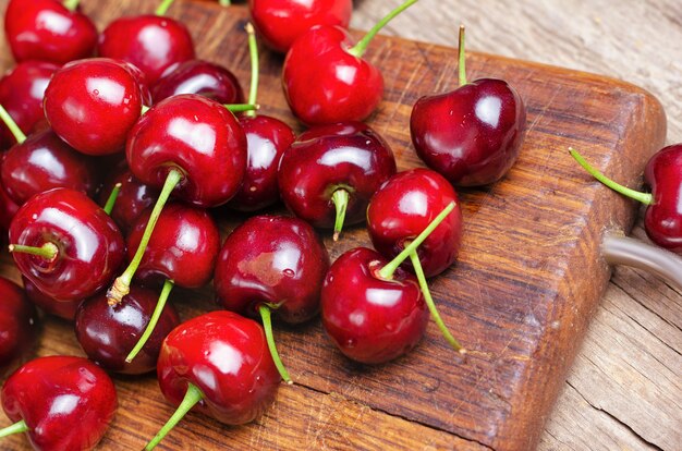 Cereza fresca en la mesa de madera.