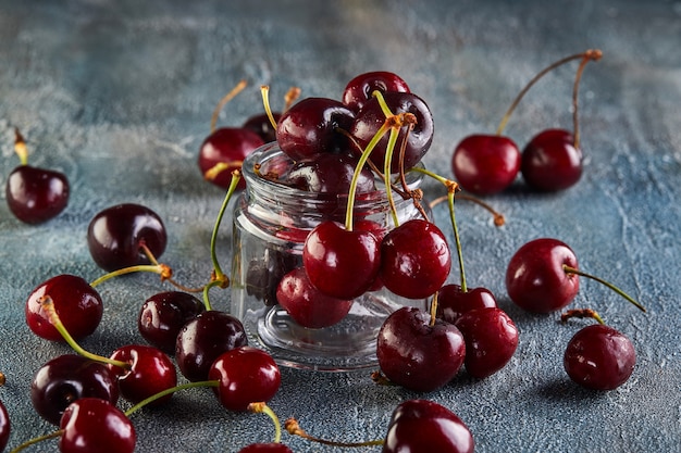 Cereza fresca o cereza dulce con gotas de agua