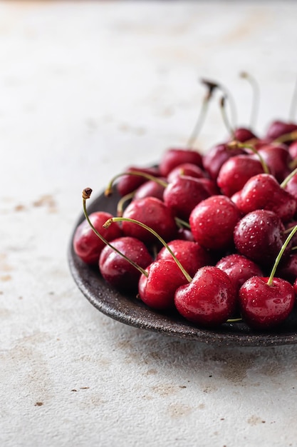 Cereza fresca en plato de cerámica con espacio de texto Alimentos orgánicos saludables