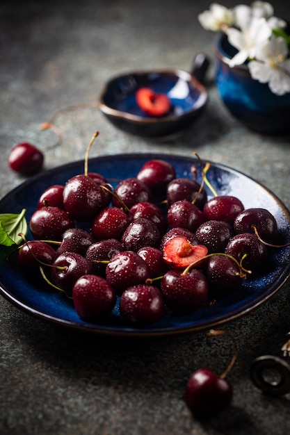 Cereza fresca en plato