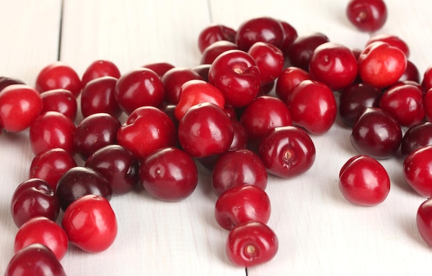 Cereza fresca en el primer plano de la mesa de madera blanca