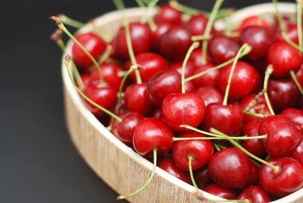 Cereza fresca de verano en caja en forma de corazón.