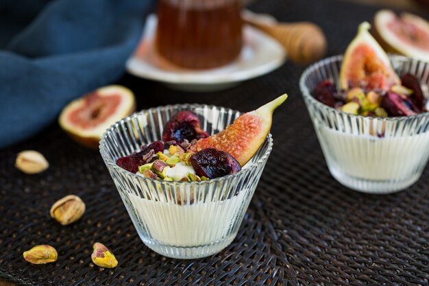 Cereza, higo y pistacho sobre yogur griego por tarro de miel